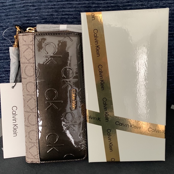 Calvin Klein Monogram Zipper Wallet - Picture 4 of 4